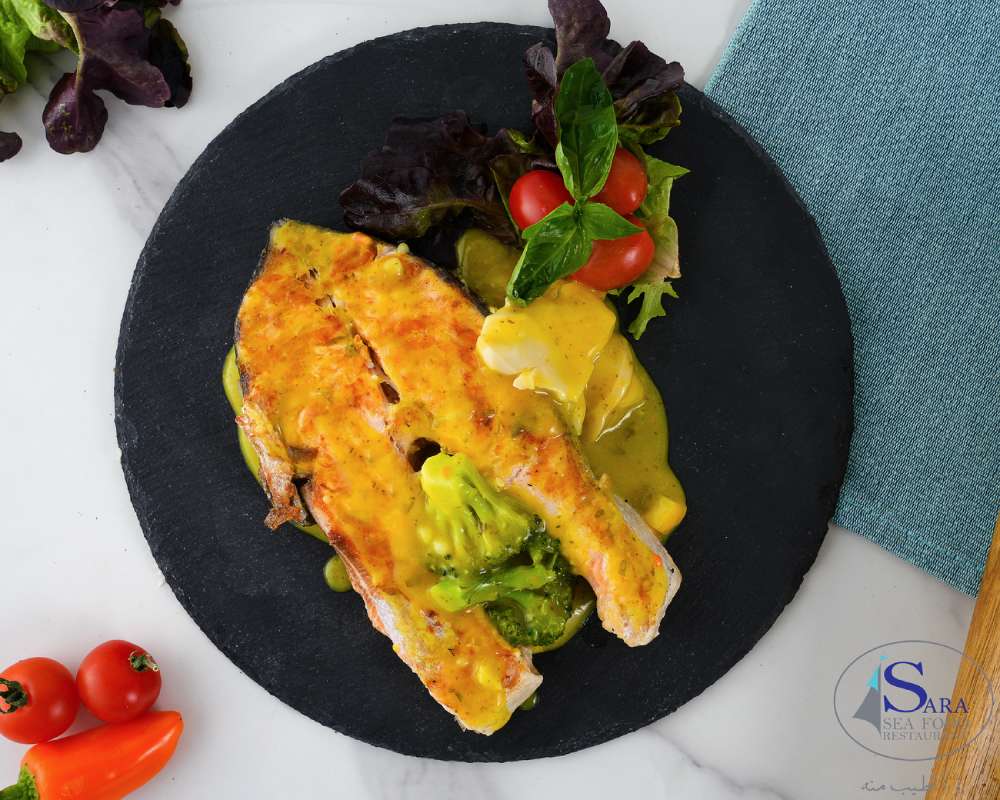 طبق ستيك سلمون مشوي مع صوص ثوم و ليمون