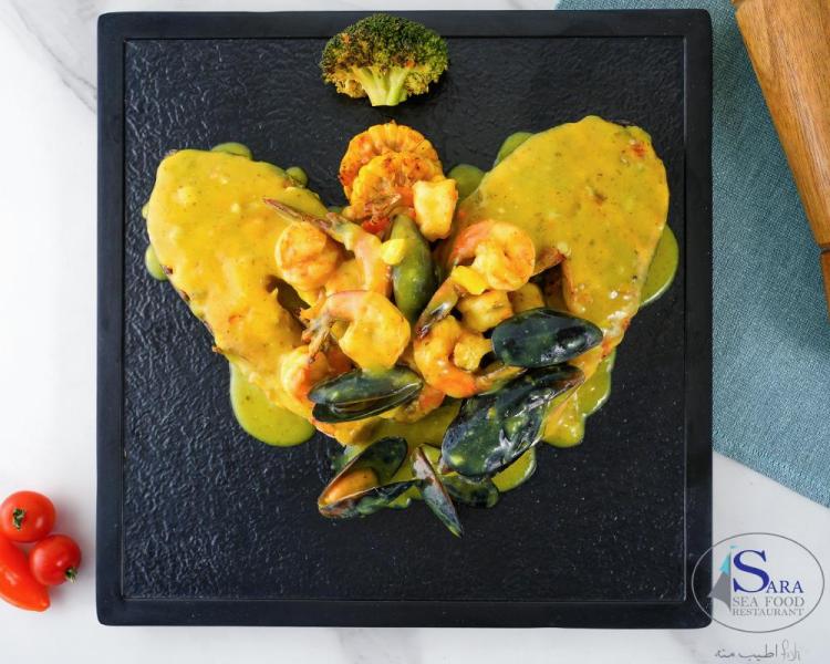 طبق شرائح السالمون مع الجمبري و المحار المطفى